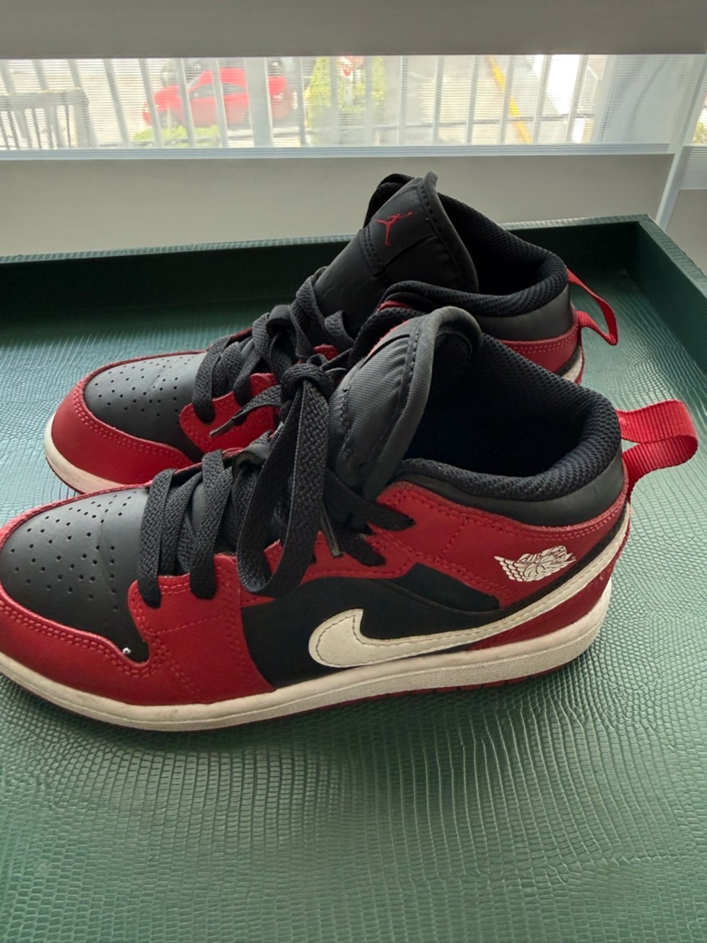 Air Jordan 1 Mid Kids 1.5Y Bred Black Red White DQ8424-061 Good Condition